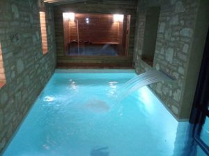 Piscina interna con getto d'acqua