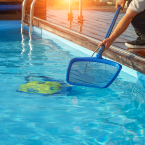 Analisi e pulizia piscina